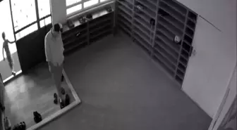 Samsun'da Cami Terlik Hırsızlığı Kamerada