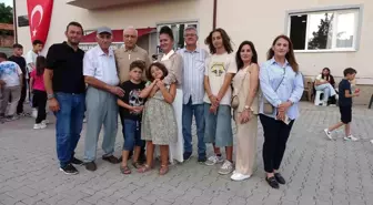 Almanya'dan Gelen Eczacı, Demirbilek Köyü Çocuklarına Oyuncak Hediye Etti