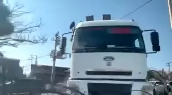 Diyarbakır-Şanlıurfa Karayolunda Freni Boşalan Tır Refüje Çıktı