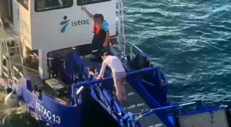 Galata Köprüsü'nde Boğulma Tehlikesi Geçiren Kadın Kurtarıldı
