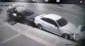 Kars'ta Fren Yerine Gaza Basan Sürücü Park Halindeki Araçlara Çarptı