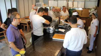 Öğrencilerin uygun fiyata ürettiği baklava için sıraya giriyorlar
