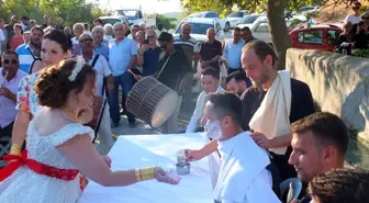 Yüz yıllık düğün geleneği! Para verip damada tokat atıyorlar