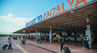 Antalya'ya Gelen Turist Sayısında Küçük Düşüş: 11 Milyon 702 Bin