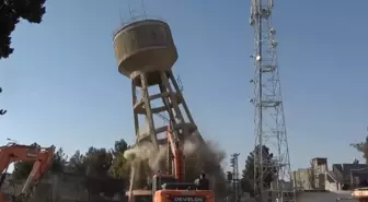 Ceylanpınar'daki Hasar Gören Su Kulesi Kontrollü Olarak Yıkıldı