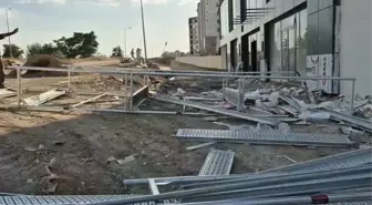 Elazığ'da İnşaat Iskelesi Çöktü: 2 İşçi Yaralandı
