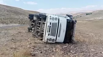 Erzurum'da virajı alamayan kamyon devrildi; sürücü yaralandı