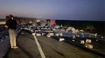 Gaziantep'te Meşrubat Yüklü Tır Devrildi, Sürücü Yaralandı