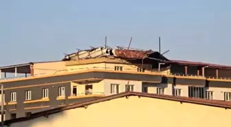 Gaziantep'te Fırtına, Depremde Hasar Gören Binanın Çatısını Uçurdu