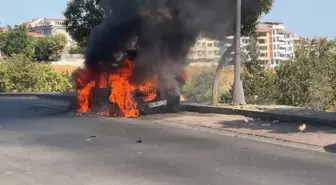 Avcılar'da Park Halindeki Otomobil Alev Alev Yandı