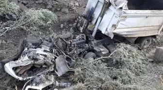 Erzurum'da Şarampole Devrilen Kamyonun Sürücüsü Ağır Yaralandı