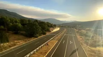 Karabük'ün Safranbolu ilçesi ile Kastamonu'nun Araç ilçesi sınırlarındaki orman yangınları sebebiyle Kastamonu-Karabük kara yolu Karabük ve...