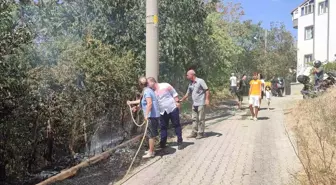 Edirne'de Mahalleli Hortumlarla Yangına Müdahale Etti
