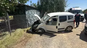 Konya'da Hafif Ticari Araç Lastiği Patladı: 2 Yaralı