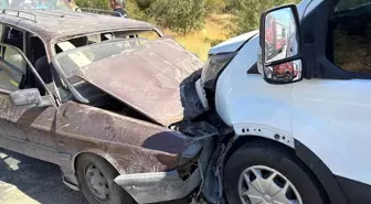 Manisa'da Otomobil ve Transit Kafa Kafaya Çarpıştı: İki Sürücü Yaralı