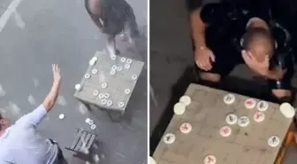 Satranç maçını kaybetti, dört saat yağmur altında yenilginin sebebini bulmaya çalıştı