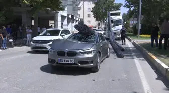 Elazığ'da TIR'ın Dorsesindeki Demirler Otomobilin Üzerine Düştü: 2 Yaralı