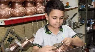 10 Yaşındaki Yakup Can, Bakır İşlemede Yılların Ustalarına Taş Çıkartıyor