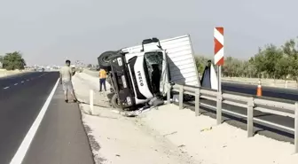 Aksaray'da Kamyonet Refüje Devrildi, Sürücü Yaralandı