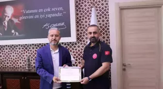 Düzce'de Ambulans Şoföründen Örnek Davranış: Kağıt Toplayıcı Çocuğa Ayakkabı Verdiler