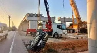 İnegöl'de Kontrolden Çıkan Otomobil Üst Geçit İnşaatına Düştü: 4 Yaralı