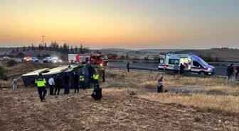 Şanlıurfa'da yolcu otobüsü devrildi, 27 kişi yaralandı
