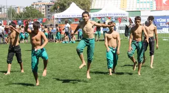 Sivas'ta 3. Uluslararası Geleneksel Muhsin Yazıcıoğlu Karakucak Güreşleri Yapıldı
