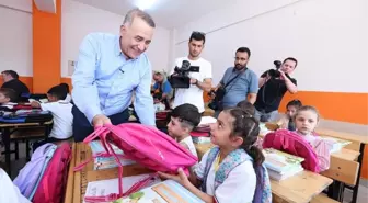 Sultangazi Belediyesi'nden 15 Bin Öğrenciye Kırtasiye Seti Dağıtımı