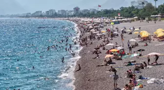 Antalya Sahillerinde Yoğunluk: Okul Öncesi Son Tatil Keyfi
