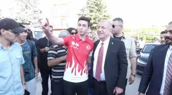Ümit Özdağ, Eryaman Pazarı'nda Geçim Sıkıntısını Dinledi