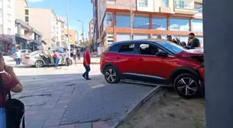 Ankara'da İki Otomobilin Çarpışması Paniğe Neden Oldu