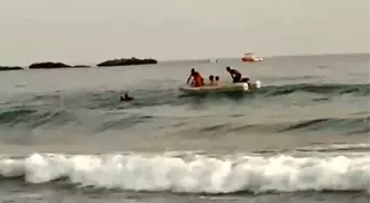 Alanya'da Tatilciler Akıntıya Kapıldı, Cankurtaranlar Yoğun Mesai Yaptı