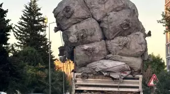 Adıyaman'da Aşırı Yüklü Kamyonet Trafikte Tehlike Saçtı