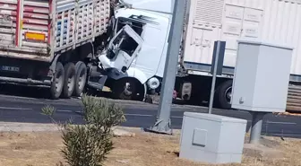 Diyarbakır'da İki Tır Kafa Kafaya Çarpıştı: 2 Yaralı
