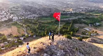 Oltu'da Gençler Bayrak Sevdasıyla Dağa Tırmandı