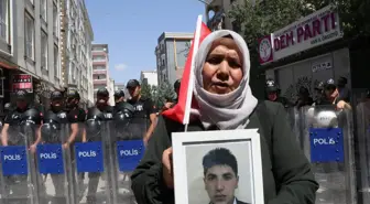 Van'da PKK tarafından kaçırılan çocuklar için ailelerin 108. haftada eylemi