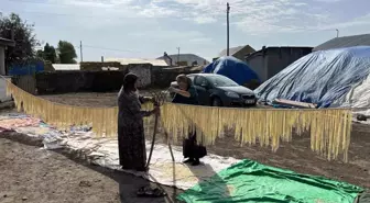 Kars'ta Kadınlardan İmece Usulü Erişte Hazırlığı