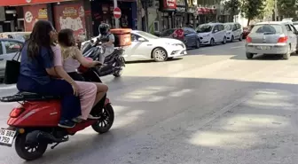 Kask Takmadan Motosiklete Binen 3 Kadın İlgiyi Üzerine Çekti