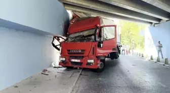 Küçükçekmece'de Sünger Yüklü Tır Altgeçide Sıkıştı