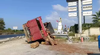 Manavgat'ta Lastiği Patlayan Kamyon Devrildi
