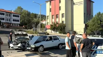 Bolu'da Işıklı Kavşakta Kafa Kafaya Çarpışma: Yaralı Yok