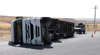 Cizre'de Tır Devrildi, Sürücü Yaralandı