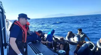 İzmir Açıklarında Düzensiz Göçmen Operasyonu: 137 Kişi Kurtarıldı veya Yakalandı