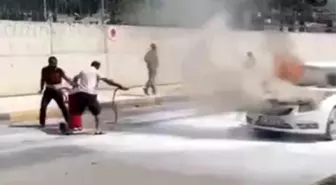 İskenderun'da Seyir Halindeki Otomobilde Yangın Çıktı
