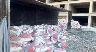 Mardin'de Tır Devrildi, Sürücü Yaralandı