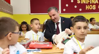 Sultanbeyli'den Öğrencilere Kırtasiye Seti Desteği