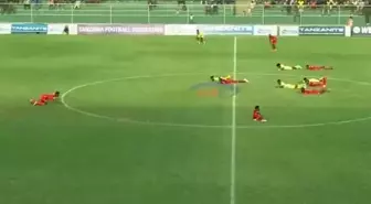 Tüm futbolcular yere yattı! Yeşil sahalarda panik anları