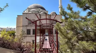 Edremit'te Camiye Erişimi Kolaylaştıran Asma Geçit Yapıldı