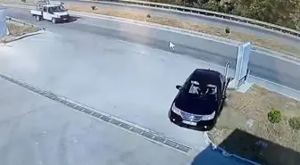 Kontrolden Çıkan Otomobil Akaryakıt İstasyonuna Sürüklendi