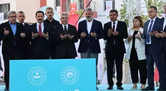 Hatay'da TOKİ deprem konutları kura çekilişi töreninde hak sahiplerine anahtarları teslim edildi
